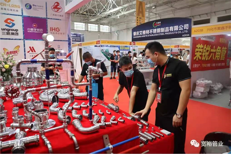 寬裕工程師對于不銹鋼水管配件的詳細(xì)講解，讓客戶更加詳細(xì)的了解產(chǎn)品